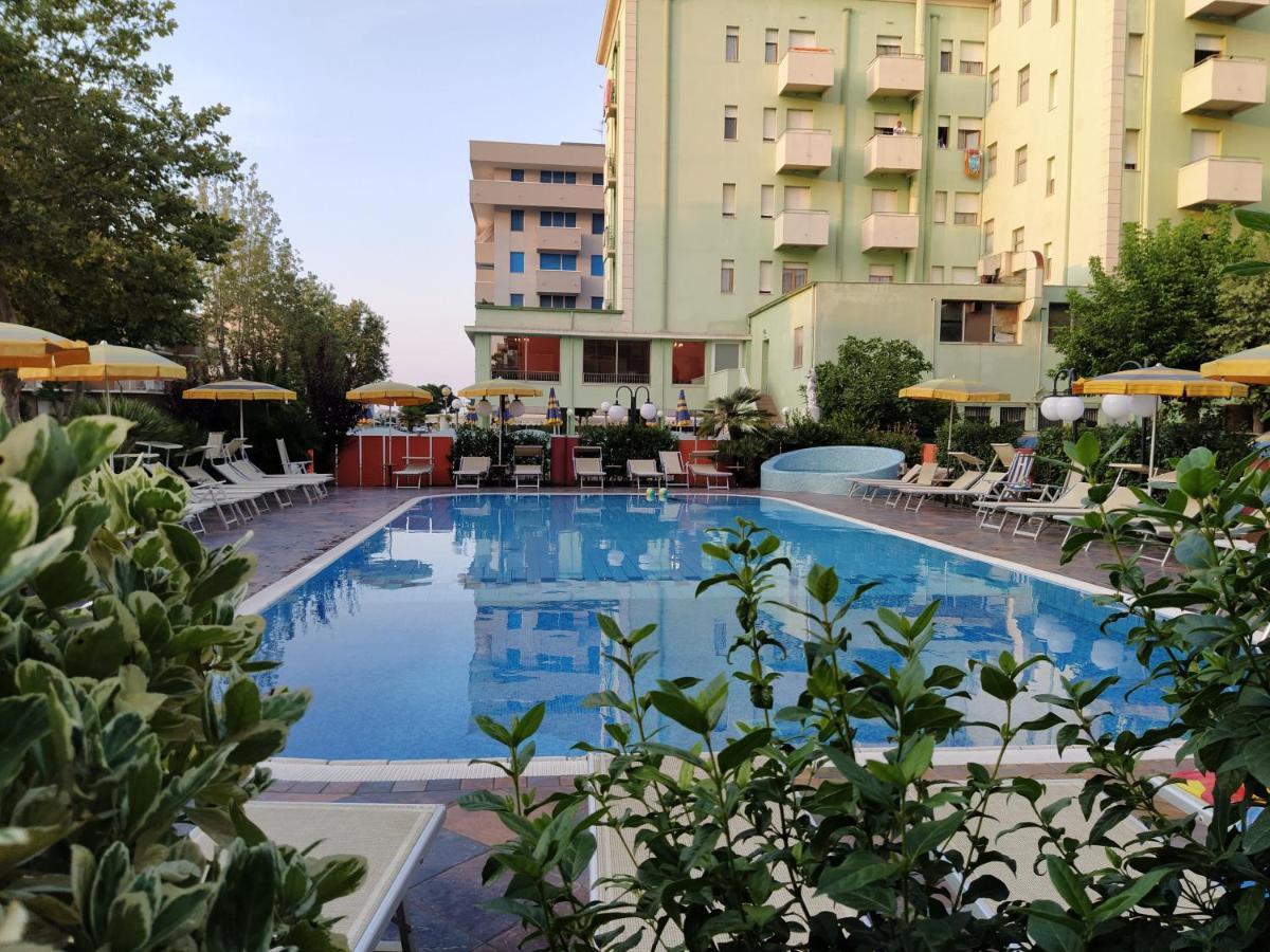 Hotel Prestigio Cesenatico Esterno foto