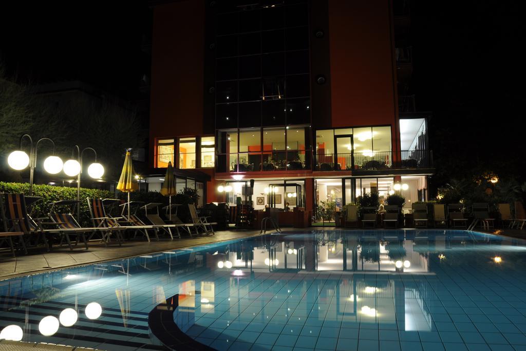 Hotel Prestigio Cesenatico Esterno foto